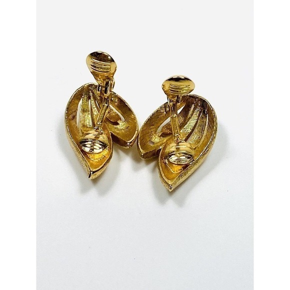 MONET Clips Clip Ons Earrings Gold Tone Textured Double Leaf Vintage Signed - Picture 12 of 16